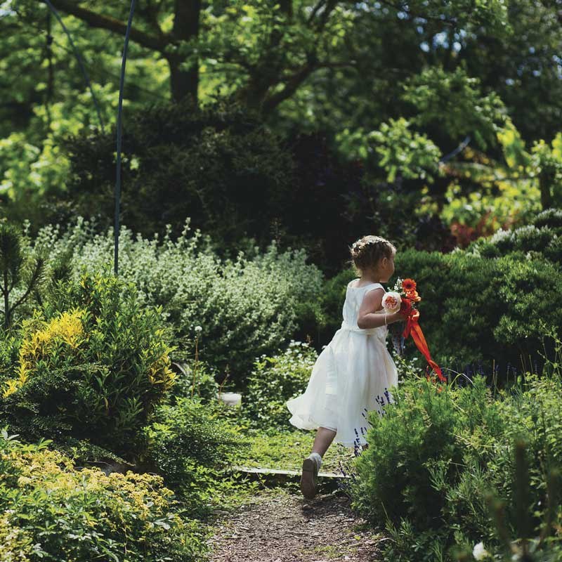A couple in the gardens at The Pines Calyx