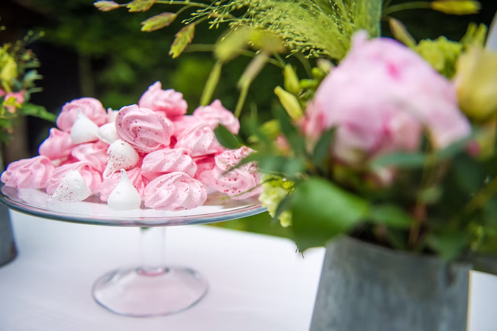Meringue Kisses — Strawberry mini meringue kisses